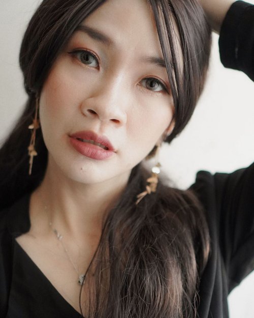 Kdrama Makeup Inspired❤️❤️

Suka banget dengan style dan makeup Ko Moon Yeong, tapi mah lebih suka liat akting dan senyumnya Gang Tae lelaki 2,4M itu suka bikin senyum gemes dan nangis sendiri😀😀

#shantyhuang #komoonyoungmakeup #selfie #selca #koreanmakeup #komoonyoung #beauty #beautybloggers #makeupinspiration #clozetteid #clozettedaily