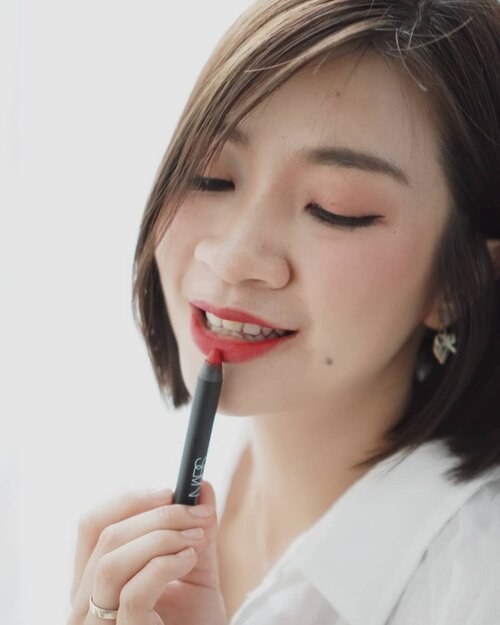 I ♥️ Red Lips, siapa bilang pake lipstick merah itu norak?

Sebenarnya aku jarang banget tertarik dengan brand luar selain Korea,

tapi Nars Velvet Lip pencil pemberian sahabat aku ini teksturnya ringan, ga buat bibir kering dan warna merahnya cantik untuk daily makeup dan untuk efek gradient lips.

#Shantyhuang #beauty #selfie #selca #redlips #nars #narscosmetics #Clozetteid #Clozettedaily #instagood #instadaily