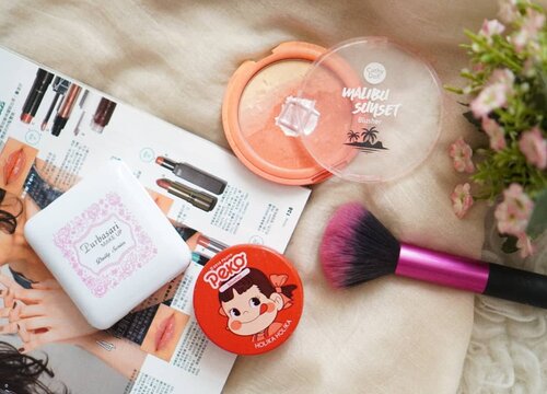 Makeup tanpa blush on seperti makan sayur tanpa micin berasa kurang gurih gitu, ada 3 blush on yang jadi favorite aku: 🌸Cathy Doll Malibu Sunset "Summer"
blush on ini warnanya ombre dengan 3 perpaduan warna, super pigmented, warna orange nya buat muka berasa seger banget kaya buah peach gitu, terkadang aku juga suka banget pakai blush on untuk eyeshadow untuk tema makeup peach ala korea gitu 🌸Holika Holika Melty Jelly Blusher No1
Pertama beli memang karena gemes packagingnya,ternyata aku jatuh cinta banget.Teksturnya yang creamy gampang banget untuk di pakai tingal tap tap cocok banget buat yang tiap hari makeup harus kilat, warnanya juga buat muka jadi semanis madu dan buat yang suka makeup ala glass skin glowing gitu ini wajib banget soalnya hasilnya buat pipi glowing merona 🌸Purbasari Daily Blush On No1
blush on ini ada 2 pilihan warna dan blush on ini punya warna yang super pigmented banget, warnanya juga cantik banget cocok untuk segala tema makeup.buat yang cari blush on dengan harga bersahabat tapi bagus, aku recommended ini banget

#shantyhuang #beautyblogger #blogger #beauty #blushon #review #clozettedaily #instadaily #clozetteid