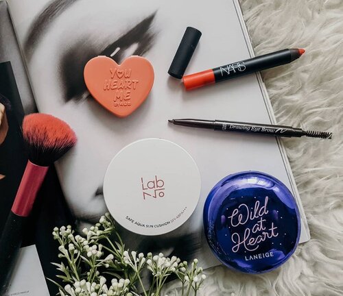 My daily make up products:
♥️Lab No Safe Aqua Sun cushion
♥️Laneige Layering Cover Cushion
♥️Etude House Drawing Eyebrow
♥️You heart me by 4u2 Blush On
♥️NARS Velvet Matte Lip Pencil

#shantyhuang #beauty #beautyblogger #skincare #makeup #Clozetteid #Clozettedaily #flatlaymakeup #instagood #instadaily