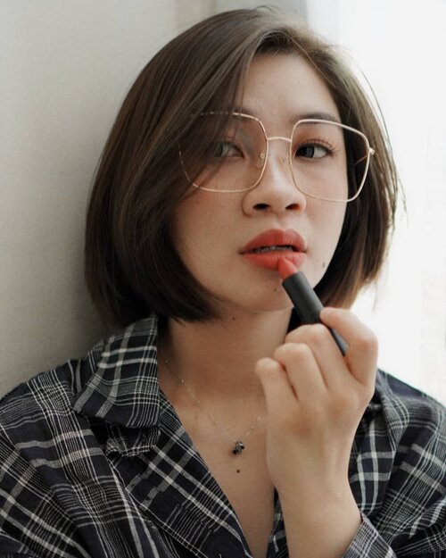 Hallo semuanya... Lipstick semi matte super ringan yang pernah aku pakai dari @inga_official ini.

Teksturnya di bibir smooth banget, ga buat bibir jadi kering, ga lengket dan yang pastinya ini super awet dan tahan lama banget.

Warna yang aku punya ini "sometimes"warnanya tuch peach yang segar dan cocok untuk semua skintone loch.

Buat yang penasaran bisa mampir ke charis shop akulink ada di bio ya

hicharis.net/Shantyhuang/FA2

#shantyhuang #beauty #beautyblogger #ingasemimattelipstick
#lipstickmatte #charisceleb #CHARIS 
#Clozetteid #Clozettedaily