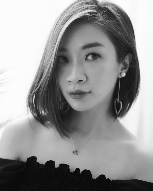 Challenge accepted @lisahiu 🥰

“F.L.Y. First Love Yourself. Others will come next.”❤️
#shantyhuang #womanempowerment #womansupportingwomen #selca #blackandwhitephotography #clozettedaily #clozetteid