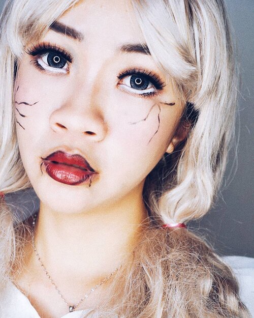 Halloween makeup "creepy doll"
Sebenarnya ga begitu bisa makeup begini tapi apa salahnya kan mencoba walaupun ga gtu rapi dan serem tapi namanya juga usaha kan ya? 😂😂 Reaksi sakura liat mommynya gni, dia senang dan penasaran sambil bilang mami ngeri 🤣🤣🤣 #shantyhuang #halloweenmakeup #halloween #dollmakeup #creepy #selca #selfie #clozetteid #clozettedaily #instapic #instagood