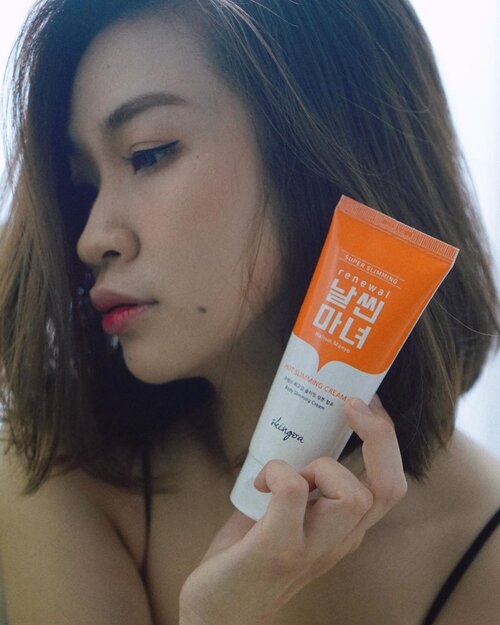 Selama WFH aku selalu usahakan buat rutin workout supaya ga makin “mekar” di rumah aza dan biasanya sebelum workout aku pakai @skingoa Skingoa Nalssin Manyo hot slimming cream.

Cream ini fungsinya membantu mengecilkan bagian tubuh dan tentu aza untuk mendapatkan hasil yang maksimal harus imbangin dengan workout dan pola makan yang sehat.

ini pas di pake rasanya enak “hot hot” manja dan buat jadi bagian tubuh yang diaplikasi lebih cepat berkeringat.

Untuk pembelian bisa mampir ke charis shop aku Nalssin Manyo Hot Slimming Cream
http://hicharis.net/Shantyhuang/1vaU

#CHARIS #skngoa #NalssinManyo #HotSlimmingCream @hicharis_official @charis_celeb

#shantyhuang #beauty #makeup #selfie #beautyblogger #beautybloggerindonesia #beautyandhairdiaries #tampilcantik #love #koreanmakeup #jakartabeautyblogger #clozettedaily #clozetteid