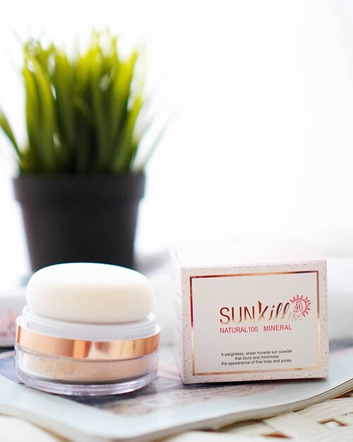 Ga ada alasan untuk skip menggunakan sunsreen,kalau kamu ga suka pake skincare karena teksturnya.
Sekarang ada pilihan sunsreen dalam bentuk powder. Butiran Powdernya halus dan lembut, ga cakey di wajah, mengandung SPF 46 PA++++, mengontrol minyak berlebih di wajah dan buat wajah jadi terlihat flawless banget.

Yang bikin makin jatuh cinta adalah kemasannya yang menyatu dengan puff nya, jadi tinggal tab-tab aza, praktis banget. @hicharis_official
@charis_celeb

Bisa beli di charis shop aku, link ada di bio hicharis.net/Shantyhuang/IpH #Shantyhuang #beauty #charisceleb #koreanskincare #sunscreen #Clozetteid #Clozettedaily #instagood #instadaily