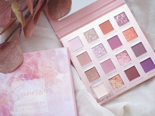 Pertama kali cobain eyeshadow palette dari @focallurebeautyid seri Sunrise,

omo secantik dan sepigmented itu warnanya,
dalam 1 palette ada 16 warna, 9 warna matte dan 7 yang ada shimmer buat mata jadi bling bling badai😍😍 dan pas liat harganya aku kaget banget donk under 100.000 dan untuk tutorial ada di channel youtube aku, mampir ya

https://youtu.be/hIZjFpoMFuQ #Shantyhuang #beauty #beautyvlogger #focallure #eyeshadowfocallure #eyeshadowmurah #Clozetteid #Clozettedaily #instagood