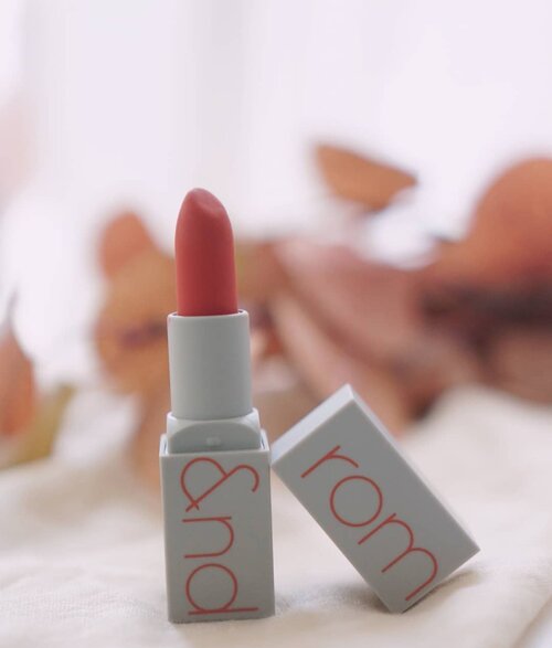 Jarang jarang bisa suka dengan lipstick matte, lipstick @romandyou zerogram matte lipstick ini bener bener langsung buat ku jatuh cinta pas pertama kali pake,

warnanya yang lembut dan teksturnya yang ringan di bibir bikin makin cinta 😘, lipstick ini super recommended banget dech, buat yang penasaran bisa beli di charis shop aku, link ada di bio:

Romand Zerogram Matt Lipstick
https://hicharis.net/Shantyhuang/gqH

@romandyou @charis_official @hicharis_official #shantyhuang #beautyblogger #blogger #review #hicharis #charisceleb #Clozetteid #clozettedaily