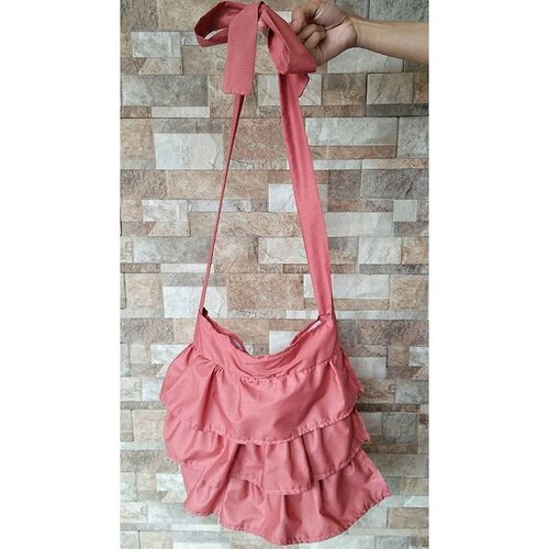 i am proud to carry this bag. eventho it is not a designer bag but i MADE this bag on my own from scartch😊 let me introduce you to my RUFFLE BAG
.
#diyproject #diy #doityourself #diyideas #bikinsendiri #buildings #silhouette #buildingsilhouette #roomdecor #wallstickers #walldecor #decoration #decor #diybebikinan #bebikinan #jumatbebikinan #idebebikinan #taskatun #rufflebag #tas #clozetteid #clozette