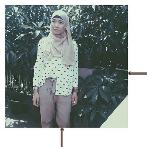 joger pants, shirt half tucked-in and slip-on shoes. that is my go-to style, quirky yet acceptable for my daily working environment, which is a campus full of students⠀
.⠀
#hijabiandfab #hijabstyle #hijabfashion #hijabiblogger #blogger #lifestyleblogger #blog #clozette #clozetteid #instaquotes #instadaily #vsco #vscocam