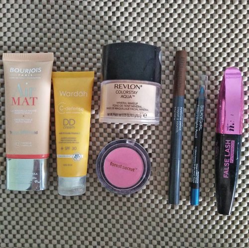 my last travel make up kit.
usually for an event make up, i used color corrector, concealer and eyeshadow but since it was away event, so i bring as minimal as i can but works

#bourjois #wardah #wardahbeauty #revlon #revloncolorstay #forestsecret #thefaceshop #silkygirl #loreal #makeup #beauty #beautyblogger #blogger #lifestyleblogger #clozetteid