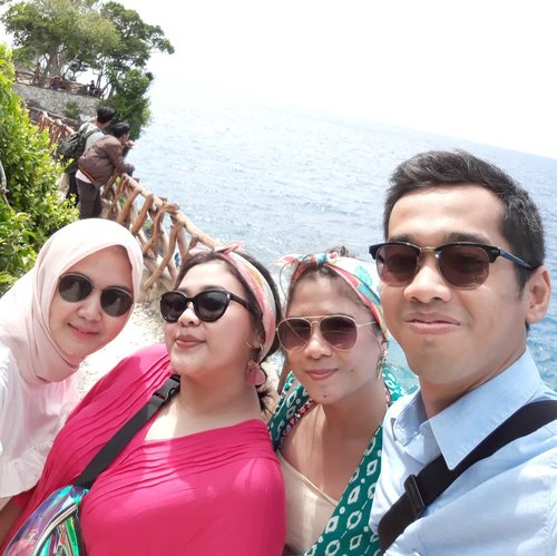Break our workinglife with something fun! 
#officemates #tanjungbira #visitindonesia #traveling #sulawesi #instatravel #friends #indonesiabeauty #sun #clozetteid