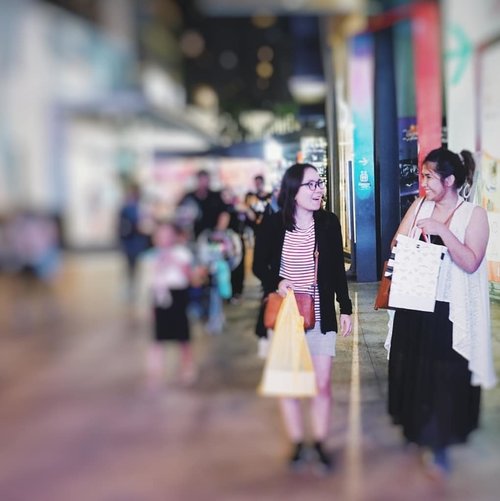 Emak2 haus shopping. Giliran dilepas dikit langsung kalap. Biasanya males belanja gara2 rempong jagain anak klo pergi2 😂 📸 @thekarinfrost #shopping #bukitbintang #bestie #malaysia #ClozetteKLilingKL #clozetteid #sisters #instaplace #instatravel #wheninMalaysia #KualaLumpur #negrijiran