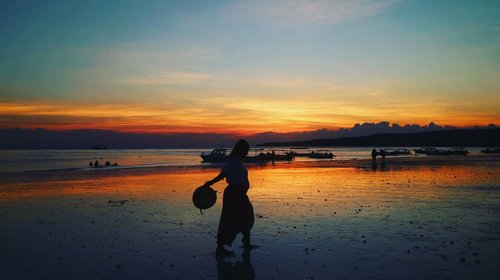 When the sun kisses an ocean

#sunset #instaplace #instatravel #travel #photography #sea #visitindonesia #indonesia #sulawesi #bira #love #sky #sea #clozetteid
