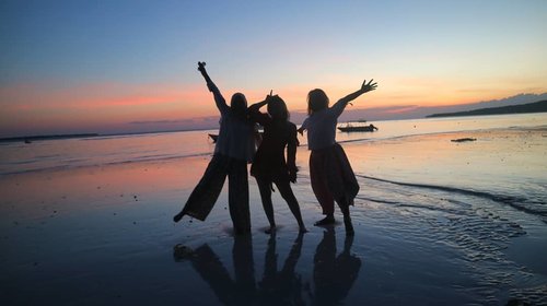 Happy Mind - Happy life. 
#sunset #beach #beautysunset #goldensunset #tanjungbira #visitindonesia #travelindonesia #sulawesi #travel #instatravel #clozetteid