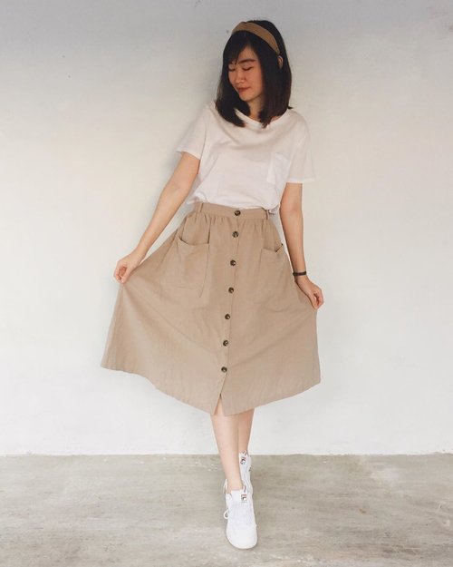 Wearing zaneta skirt in olive from @beatriceclothing
•
#iwearbeatrice #clozetteid #clozette #ootd #lookoftheday #fashion #style #lookbook #whatiwore #whatiworetoday #outfit #fashionista #instastyle #instafashion #outfitpost #fashionpost #fashiondiaries