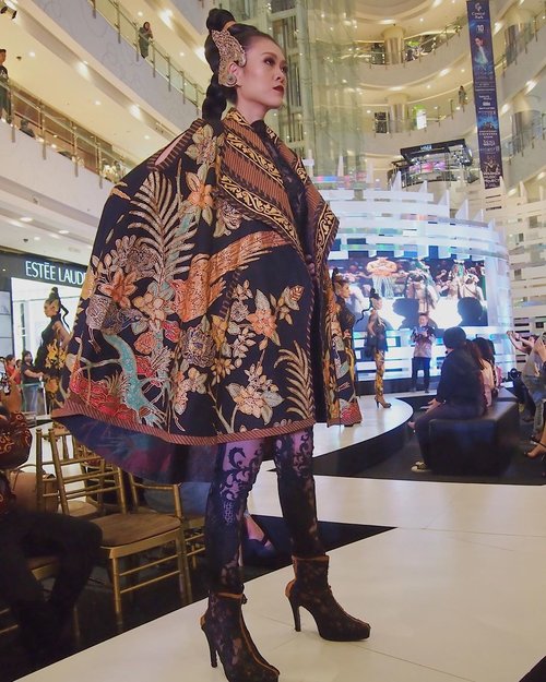 Asmaradhana by @anneavantieheart
•
#CPOneDecade #CP10 #clozette #clozetteid #fashionweek #fashionshow #fashionmodel