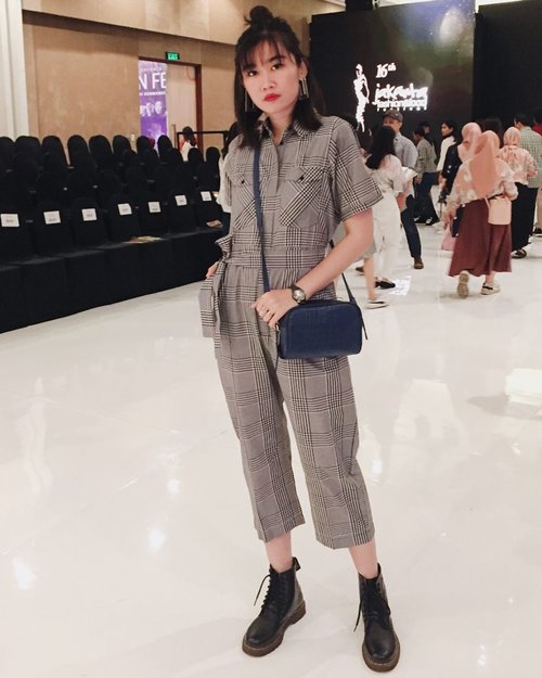 Wearing jumpsuit from @cottonink to support their show last week and also bag from local brand, @bevelient ❤️
-
#youxcottonink #supportlocalbrand #clozette #clozetteid #personalstyle