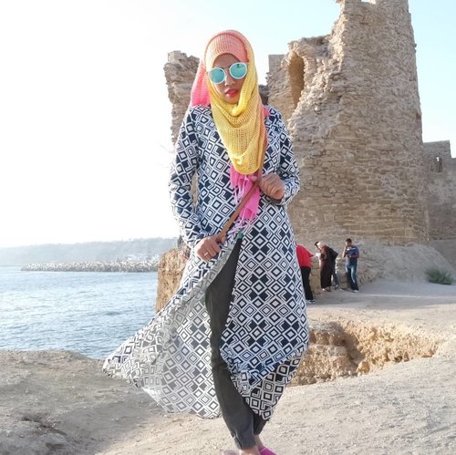 Let your life go on, let the wind blow. #morocco #safi #beach #fashion #hijabstyle #chichujab #clozetteid  #beautyblogger #blogger #beach #sea #castle #tutysacaatmorocco