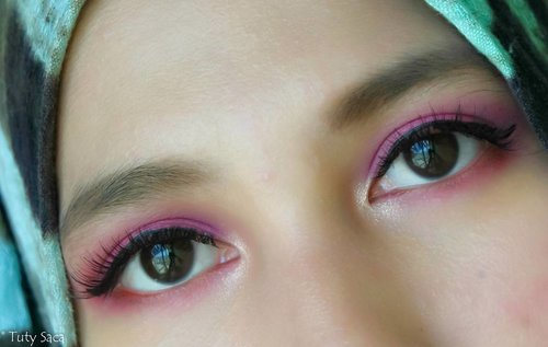 Detail of eye makeup in previous pic. Fuschia oh fuschia. #morphebabe #morpheteam #morphe35c #clozetteid #beautyblogger #beautybloggerid #beautybloggerindonesia #arianagrande #eyemakeup #makeup #makeuplook #chichijab #makeuplover #makeupjunkie #bloggerlifestyle