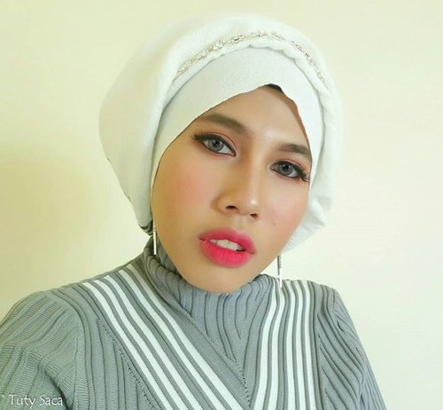 Hello weekend ! #beautyblogger #indonesianbeautyblogger #clozetteid #indobeautygram #bblogger #makeuplook #makeupjunkie #turbanstyle #chichijab #hijabeauty #hudabeauty