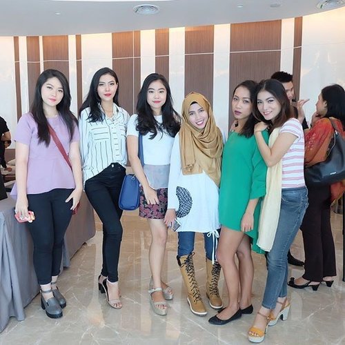 With beautiful beauty bloggers.. im the only one petite girl hahahaa.. #cafelancome #beautyblogger #beautybloggerindonesia #clozetteid #fashion #makeup