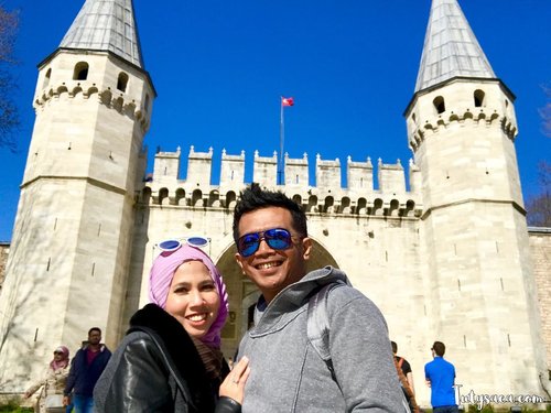 In front of the gate of Topkapi Palace. Di depan pintu gerbang Istana Topkapi.#topkapipalace #istanbul #turkey #turkeytrip #muslimtravelers #halaltravel #love #couple #couplemuslim #ottomanempire #bloggerstyle #clozetteid #bblogger #happyholidays #jalan2man