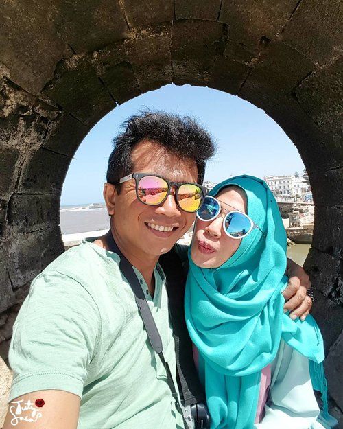 Throwback when it's summer. Ooohh i miss summer cz now it's cold today. #couple #romantic #morocco #essaouria #holiday #trip #travelmorocco #bloggerstyle #bloggerslife #blogger #clozetteid