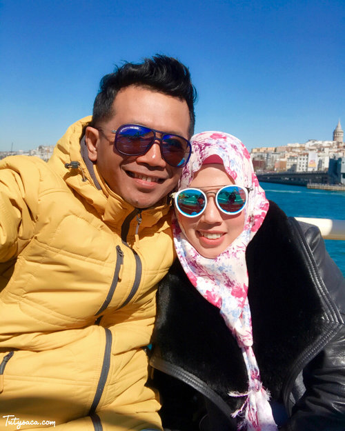Kalau kamu berkunjung ke Istanbul, jangan lupa masukkan Bosphorus Tour ke dalam bucket list kamu. Kegiatannyang kita lakukan adalah mengelilingi Turki bagian Eropa - Asia dengan menaiki kapal ferry. Mau lihat kecantikan bangunan yang kami lewati? Yuukk cek blog dan yutubku ! #holiday #trip #couple #love #bosphorus #istanbul #holidayturkey #turkeytrip #clozetteid #bblogger #bbloggerid #indonesianbeautyblogger