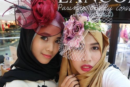 Pose like we're model hahahahaha... Love the headpieces at #cafelancome #beautyblogger #clozetteid #beautybloggerindonesia #beautybloggerid #hijabstyle #chichijab #fashionhijab #fashion #hijabfashion #flowers #velourliquidlipstick  #lancome