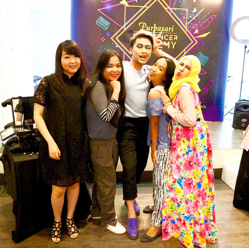 With the gengs and @alpha.makeup ⠀⠀
#purbasariinfluenceracademyjkt #pia2018 #indobeautygram #indonesianbeautyblogger #bbloggerid #clozetteid #beautybloggerid