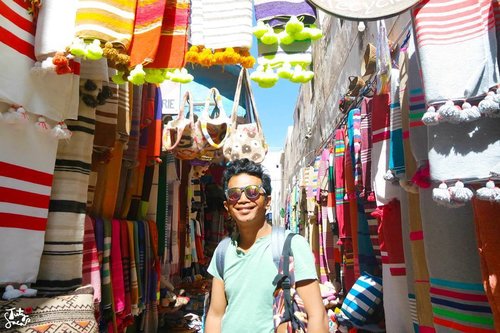 My love in between the famous colourfull pom pom moroccan blanket and you. Short holiday at essaouria is up on my channel, link on bio ! #morrocco #essaouria #holiday #trip #vacation #moroccotrip #bloggerstyle #bloggerslife #colorfull #pompomblanket #clozetteid