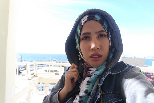 Just finished to make a video ! I love this weather, cold wind but still have bright sun. - Autumn in Morocco - #beautiful #sea #beautyblogger #beautybloggerindonesia #indonesiabeautyvloggers #makeuplook #makeupjunkie #clozetteid #chichijab #beautyhijab #morocco