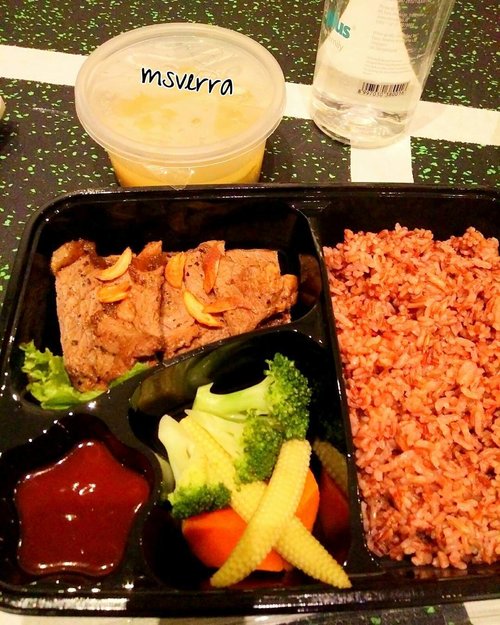 Happy lunch.. Ganti nasi putihmu dengan nasi merah.. Keep Heathy food
.
.
.
.
.
 @ryanaambarwati @jutexgood @uniimala
@happyfresh_id @lighthouse_indonesia #HappyLightVibe #Healthylife #healthyfood #happylife #foodie #ClozetteID