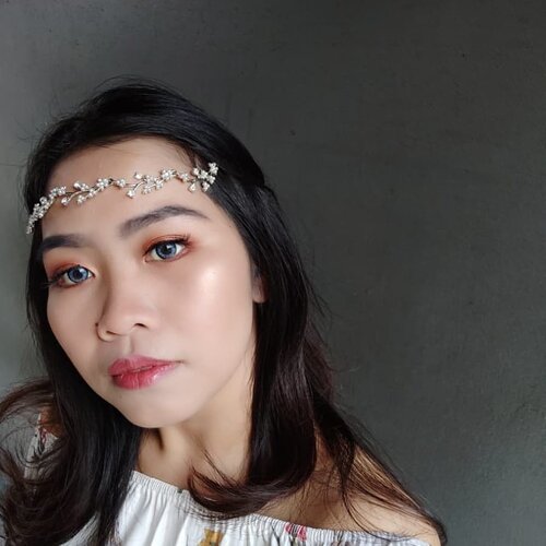 Malem minggu gak ada tanda tanda di ajak jalan niiiiiiiiih.. Iseng aja dandan ala ala princess, siapa tau si abang langsung ngeh.Dandan ala ala princess pakai hair piece, makeup nya natural glowing gitu biar si abang silau kena pantulan highlighter dan pakai soflens nya dari @x2softlens Yang series dairy warna sugar grey 01.Kalo di liat warna softlensnya cantik banget, abu kebiruan gitu kaya mata mata princess gituuuu. Cocok banget kan buat dandan ala ala princess. Tatapan semakin memancar secercah kode keras buat si abang.Bang... Coba deh tatap mata eneng!!! Bisa baca kode nya gak bang?Itu tatapan minta di ajak malam mingguan bang.. Kuy lah.. Kemana gitu? Ke alpa juga gpp dah.Sponsored:@x2softlens@smartbeautycommunity  #SMBxX2softlens #X2Softlens #SmartBeautyCommunity #fairylook #glowingskin #dewylook #ClozetteID