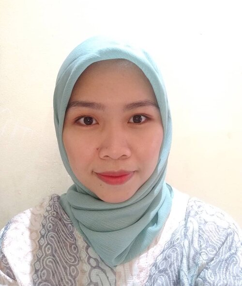 Fresh simple makeup:Eyebrow pencil by @lakmemakeup X @anggierassly Eyeshadow @esqacosmetics Primer @studiotropik @itcosmetics Cushion @makeoverid Blush on @nyxcosmetics_indonesia Shading @riveracosmetics Lipstick : lipmatte velvet mousse no 8 @wardahbeauty Ombre @ysl Detail nama produknya menyusul ya. Lupa.Heheheh#freshmakeup #simplemakeup #clozetteid