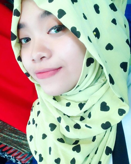 green eyes 😄👀👁........#latepost #selfie #hehehe #hijab #green #love #colorful #cheerful #laugh #smile #hijabbi #glowing #hijabers #instahijab #clozetteid #hotd #pastel #smile #greeneyes #instadaily #flash #hdr #dailylook #naturalmakeup #eyeliner #liquideyeliner