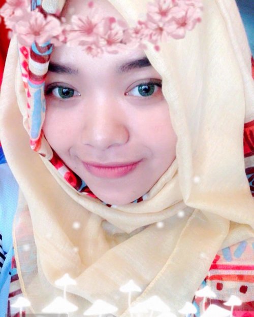 flower queen 😂😂😂 ......#selfie #hehehe #hijab #peach #hijabbi #glowing #hijabers #instahijab #clozetteid #hotd #pastel #smile #meh #makeupbyme #flower #flowercrown #crown #makeup #greeneyes #instadaily #hdr #gelnewdubai #dailylook #naturalmakeup #ugm #contactlens #softlens #camera360