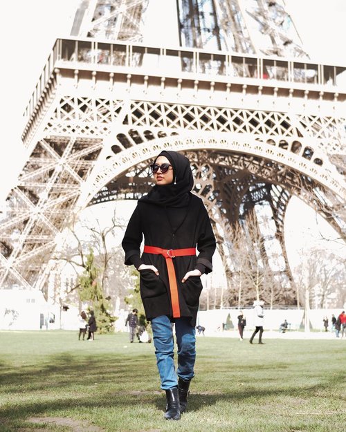 Strolling around the Eiffel to see if any french guy wants to hang out #donttellmyhusbandplease 🤫Wearing @kajalabel instant hijab. So versatile, I even use it as a neck scarf! #clozetteid