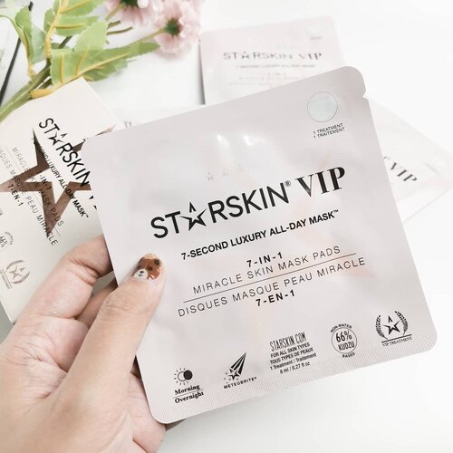 Starskin VIP 7-Second Luxury All-Day Mask

Produk ini sangat menarik, konsepnya kombinasi 7 steps skincare routine hanya dengan 1 produk dan butuh 7 detik saja, wow!

Key ingredients
💕Kudzu Root - Known as the "Forever Young Plant", helps visibly reduce the appearance of wrinkles.
💕Hyaluronic Acid - Hydrator that reduces the appearance of fine lines & wrinkles.
💕Cranberry - Protects cells from environmental stressors.
💕Grape Seed Extract - soften & smooth your skin.
💕Plantago Asiatica - Minimizes the appearance of pores, while soothing and moisturising dry skin.
💕Niacinamide - Improves skin elasticity, combats wrinkles & brightens the complexion.

Bahan pad-nya bagus, tebal dan tidak cepet rusak meskipun dipakai buat gosok cukup keras. Modelnya bolak-balik dengan kantong buat jari kita. Sisi pertama beaded, warna bead-nya pastel pink lucu tapi kalo dilihat lama-lama agak geli 😂. Sisi satunya berbahan cotton embossed.

Essence - nya nggak banyak, cukup buat pad terendam & basah saja. Tidak lengket, baunya enak soft floral & tidak lingering. 

Cara pakainya gunakan sisi beaded selama 7 detik, lalu gunakan sisi embossed dengan lembut sambil agak di tekan supaya essence lebih cepat diserap kulit.

Sebenarnya kalau melihat bentuknya, produk ini seperti exfoliating pad yang banyak dipasaran, nahh kenapa diberi nama mask? Ternyata, setelah mencobanya aku sangat terkesan, cukup di usap2 saja hasilnya kayak habis pake sheet mask 30 menit. Wajah langsung halus, well hydrated, dan finishnya dewy. Pokoknya wajah jadi enak dilihat dan di sentuh.

Trus, meskipun sisi beaded tadi agak kasar tapi sama sekali nggak bikin iritasi dikulit sensitifku. Setelahnya juga tidak ada reaksi negatif. Kemudian mengingat harganya yang tidak murah, jadi jangan pakai produk ini tiap hari 😁 pakai menjelang hari penting saja. Oh iyaa, produk ini juga direkomendasikan untuk dipakai sebelum makeup.

@sephoraidn @starskinbeauty
#starskin #starskinbeauty #sephora #mask #maskreview #skincare #skincareroutine #clozetteID #beauty #beautycommunity #skincarecommunity #skincaretips #skincarereview #sephorahaul #motd