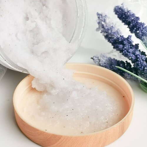 @sereneessential - French Lavender 3 in 1 Body Scrub

Scrub + Soap + Lotion dalam 1 produk? YES! This is Serene Essential 3in1 Body Scrub. Menurutku produk ini sangat praktis, terutama buat kamu mager kayak aku 😂 cukup pakai 1 produk sudah dapat 3 manfaat.

Scrub ini diformulasikan untuk exfoliate, deep cleansing and moisture your skin. Kandungan utamanya shea butter, beeswax & sweet almond oil. Kemudian untuk aroma yang dihasilkan didapat dari kandungan essential oil, no artificial-fragrance added. Untuk variant ini mereka menggunakan Lavender essential oil, I really love the smells, rasanya bantu banget buat relaxing setelah seharian melalui hari yang cukup berat seakan semua beban langsung hilang, trus pengen tidur 😁.

Bahan scrubs-nya terbuat dari perpaduan Epsom Salt, Castor Sugar & Apricot Seeds. Mereka nggak pakai plastic scrubs yaa, jadi ini environment friendly. Tekstur scrubnya tidak beraturan, ada yg halus dan ada yg agak besar, tapi sama sekali nggak melukai kulit. Ketika diratakan terasa sedikit berminyak but don't worry, karena ketika dibilas produk ini tidak meninggalkan residu greasy sama sekali, malahan kulit terasa halus, lembap & wangi banget!

How to use?
Basahi tubuh dengan air hangat, kemudian gosok lembut scrub ke seluruh tubuh dan diamkan selama 3 menit, lalu bilas. Tidak perlu menggunakan sabun or lotion lagi setelahnya. Oh iyaa, gunakan produk ini 2-3x aja seminggu.

Aku sudah menggunakan produk ini 4x and I really love it! Secara keseluruhan aku sangat menyukainya, mulai dari packaging, aroma, tekstur, sensasi saat menggunakan hingga hasilnya. Ini produk yang wajib kalian coba 🥰.

#serene #sereneessential #scrub #bodycare #lavender #localbrand #essentialoils #texturetuesday #indonesianproduct #beauty #beautycommunity #beautyblogger #beautyreview #beautytips #skincarereview #clozetteID #honestreview #lavenderessentialoil #bodyscrub #botanical #environmentfriendly