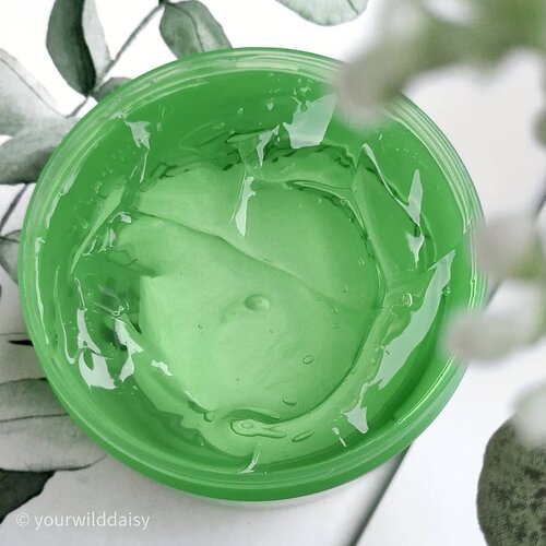 Kalian biasanya pake soothing gel buat apa saja?
. 
Ini adalah versi baru dari SNP Soothing Gel dengan formula yang telah diperbaiki & non-allergen ingredients.
. 
Head over to my blog www.yourwilddaisy.com to read the details review 💚💚💚
. 
. 
. 
. 
. 
. 
. 
#kbeauty #koreanskincare #koreanbeauty #kskincare #kbeautyreview #soothinggel #snp #snpsoothinggel #aloevera #aloeverasoothinggel #soothing #moisturizing #skincarereview #skincare #snpindonesia #clozetteID #skincarediary #skincareproducts #skincarelover #skincareroutine #beauty #beautyblogger #beautyreview #beautycommunity #texture #skincaretexture