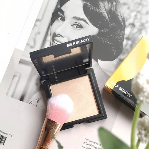 SELF BEAUTY GLAM UP HIGHLIGHTER - Milkyway
.
Udah pake 10 step Korean Skincare tapi tak kunjung glowing? Mungkin sudah saatnya kalian pakai bantuan highlighter ⭐✨ Aku punya highlighter super keren nih dari Self Beauty. Hah? Apa kerennya? Apakah bisa menyilaukan hingga antar galaxy? 😂😂😂
.
⭐ Ultra Fine Pearl Powder, Partikelnya sangat halus dan lembut, ketika diaplikasikan warnanya akan menyatu dengan kulit.
⭐ Long Lasting, aku coba pakai dari jam 10am hingga 5pm masih oke, nggak hilang.
⭐ Less Chalkiness, ketika produk diambil menggunakan brush tidak perlu khawatir bakal banyak fall out.
⭐ Multifunctional, bisa dipakai untuk wajah dan badan.
.
Produk ini punya 2 pilihan warna yaitu Milkyway & Starlight. Selain warnanya yang berbeda, partikel keduanya juga tidak sama, milkyway memiliki partikel yang halus sementara starlight partikelnya lebih besar daripada milkyway.
.
Milkyway memiliki warna pale pink untuk hasil akhir dewy & natural, sangat cocok digunakan untuk wajah. Starlight memiliki warna gold pearl yg lebih shimmering untuk memberikan kesan healthy glow, cocok digunakan untuk badan.
.
Punyaku ini yg milkyway, aku biasanya pakai untuk bagian cheekbones & nose. Warnanya masih bisa menyatu dengan bagus untuk kulitku yang medium. Aku suka banget dengan hasilnya yang dewy jadi tampak natural.
.
.
Get yours now at my Charis Shop
Glam Up Illuminating Highlighter Compact Powder
https://hicharis.net/yourwilddaisy13/IFy
.
#selfbeauty #GlamUpIlluminatingHighlighterCompactPowder #highlighter #galaxylook  #CHARIS #hicharis @hicharis_official @charis_celeb
@selfbeauty_co .
.
#makeup #makeupreview #kbeauty #koreanbeauty #koreanmakeup #makeupjunkie #makeuplover #makeupaddict #makeupoftheday #beauty #beautyblogger #clozetteID #glowingskin #koreanproduct