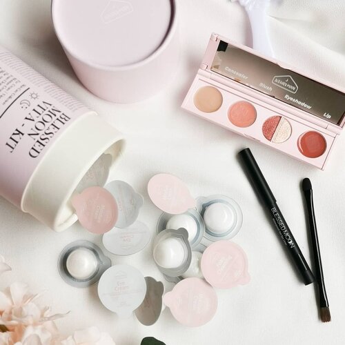 Part 1/2 NND x Blessed Moon (Vita Kit)

Blessed Moon adalah Korean beauty brand yg berdiri sejak tahun 2018. Mereka memiliki produk makeup & skincare yang menurutku desainnya sangat unik serta travel friendly.

Konsepnya “For the blessed women” Blessed Moon aims to raise the level of beauty life for women around the world through fresh challenges in various fields in order to maximize their natural beauty.

I got the opportunity to try their makeup & skincare products, but today I'd like to share my thoughts about the skincare first.

💕 The Blessed Moon Vita Kit

Dalam 1 tabung berisi 3 jenis produk dengan kandungan berbagai vitamin, yaitu Foam Cleansing (11pcs), Moisture Cream (10pcs) & Eye Cream (10pcs). Dikemas dalam individual pack berbentuk mini cup yang didesain untuk sekali pakai, tapi jiwa hemat atau miskinku ini bisa memakainya hingga 3x 😁.

Foam Cleansing (contain Vit C) : pembersih muka dengan tekstur stretchy dan busa lembut. Baunya enak, flowery scent. Busa yang dihasilkan cukup banyak tapi ga bikin iritasi. Tidak meninggalkan kesan ketarik setelah dibilas. So far ini sangat nyaman dan ga ada masalah untuk kulit sensitifku.

Moisture Cream (contain Vit B) : teksturnya mencair ketika menyentuh kulit, ini enak banget! Baunya perpaduan bunga & buah manis, I love it. Memberikan kesegaran sekaligus kelembapan yang bagus. Tidak lengket maupun berminyak, finishnya bikin kulit nampak supple.

Eye Cream (contains Vit B, C, E) : ini teksturnya lebih rich jika dibandingkan dengan moisture cream. Warnanya milky white dan memiliki aroma buah yg agak samar. Bisa dipakai day or night, karena meski sedikit rich dia tetep nyaman. So far, efek yang aku rasakan ini bagus buat melembapkan & memghidrasi area kulit sekitar mata.

Dari ke 3 produk aku paling suka moisture creamnya, aku berharap mereka membuatnya dalam ukuran besar, hehe.

Where to buy? Lazada NEAR&DEAR

@nearndear.official
@blessedmoon_cosmetics
#nearndearid #nnd #blessedmoon #kbeauty #koreanbeauty #makeup #cosmetic #skincare #skincareroutine #beauty #beautycommunity #skincarecommunity #skincaretips #skincarereview #clozetteID #travelkit #vitakit