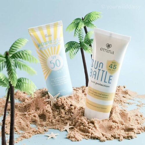 Siapa yang sudah coba 2 sunscreen lokal ini? Which one is your favorite? Fanbo Wonder Skin or Emina Sun Battle?

Aku telah mencoba keduanya, masing-masing 1 mingguan and here I'd love to share my review dalam bentuk point2 biar singkat. 

☀️ Keduanya sama-sama chemical sunscreen yang memiliki harga sangat terjangkau, under 50k.
☀️ Ukurannya sama 30ml, warna kemasannya hampir sama (perpaduan biru, kuning & putih), packaging sama model tube + tutup flip-top hanya saja lubang emina sedikit lebih besar.
☀️ Fanbo memiliki SPF 50 PA++++ sementara Emina SPF 45 PA+++. 
☀️ Tekstur sekilas mirip, tapi sebenarnya Fanbo ketika diratain agak mencair. Emina sedikit lebih kental & emollient. Warnanya juga kalau dilihat saksama Emina ada sedikit hints kuning.
☀️ Fanbo baunya aloe vera, Emina agak flowery scent dan sama-sama lingering.
☀️ Selain UV Protection, Fanbo menekankan konsep Sunscreen + Serum. Ada kandungan Niacinamide, Sakura, Aloe Vera Extract, Allantoin & Ascorbic Acid.
☀️ Emina konsepnya UV protection sekaligus anti polusi dengan tambahan kandungan Grape Leaf Extract yang kaya akan antioksidan.
☀️Fanbo moist banget, lebih baik dipakai tanpa pelembap. Aku coba memakai pelembap sebelumnya dan hasilnya minyakan parah + pori-pori jadi kelihatan lebih besar.
☀️ Emina Moist juga tapi nggak parah sampai bikin minyakan. Finishnya bikin kulit terasa halus.
☀️ Keduanya no white cast dikulitku yang medium.
☀️ Salah satunya sempat bikin kulitku terbakar, terasa perih, gatal, merah dan berakhir breakout. Yang mana itu? Bisakah kalian menebak? Temukan jawabannya di blogku www.yourwilddaisy.com

#sunscreen #localbrand #indonesianbrand #indonesianskincare #beauty #beautycommunity #ClozetteID #emina #fanbo #eminasunbattle #fanbowonderskin #skincare #skincareroutine #skincareindonesia #skincarereview #beautytips #skincareviral