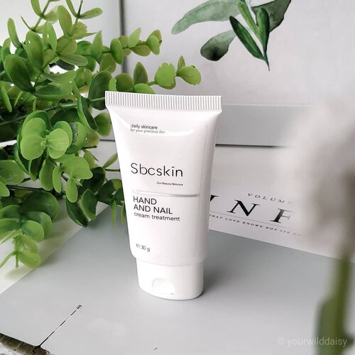 Hand Cream adalah salah satu produk yang wajib ada di dalam tas ku. Sejak 5 atau 6 tahun yang lalu aku rutin memakai hand cream, karena waktu itu telapak tanganku sangat kasar terutama bagian jari-jarinya dan hand cream solved the problems! Kemudian aku berfikir, kalo lagi bermasalah aja dia bisa bikin kulitku kembali bagus lalu bagaimana hasilnya jika aku menggunakan hand cream secara rutin walau kulit tanganku sedang tidak bermasalah? Dan tahukah bagiamana hasilnya? Ini salah satunya "Tangannya halus pasti ga pernah kerja nih" Begitulah reaksi beberapa orang yang salaman denganku 😌.
.
Selain bikin tangan lembap, halus dan harum, hand cream juga mampu merawat kuku. Aku suka banget gonta-ganti cat kuku tapi tidak pernah takut kuku ku rusak karena aku rajin pakein hand cream ke kuku, dengan pijatan-pijatan lembut, bikin kuku tetap sehat.
.
Aku berkesempatan untuk mencoba Hand & Nail Treatment dari @sbcskin.official  Oh iya, Sbcskin ini local brand loh... jarang banget local brand yang mau ngluarin hand cream 😍. Produk hand cream mereka ini menggunakan main ingredient Argan Oil yang berfungsi untuk melembapkan, menghidrasi dan menghaluskan kulit.
.
Teksturnya seperti lotion tapi lebih cair. Mudah meresap, tidak meninggalkan kesan lengket dan berminyak. Baunya familiar, aku pernah mencium bau seperti ini dalam produk perawatan bayi, jadi enak banget dan soft. Perpaduan bau bunga dan sedikit powdery.
.
Teksturnya yang agak cair membuatnya terasa ringan tapi mampu memberikan kelembapan yang sangat baik. Tangan langsung terasa super lembut dan harum.
.
Kemasannya yang mungil 30gr dalam tube kecil dan ramping membuatnya sangat pas di selipkan dalam tas maupun dompet.
.
Aku telah menggunakan produk ini selama 2 minggu, so far aku tidak ada masalah dan reaksi negatif. Tapi 1 hal yang perlu diperbaiki kedepannya mungkin sticker dikemasannya yg membuat tulisan produk cepat hilang akibat gesekan dengan benda lain di dalam tas.
.
Overall this is a good hand cream!! .
#handcream #skincare #beauty #bodylotion #bodycream #skincareroutine #gift #cosmetics #handcare #handlotion #bodycare #skin #skincareproducts #beautyproducts #dryhands #manicure #cream #lotion #ClozetteID #