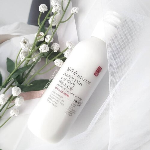 ILLIYOON PROBIOTICS SKIN BARRIER ESSENCE DROP
.
What it is? Essence yang diperkaya dengan Lacto Skin Complex™, Lactobacillus Ferment Lysate, diformulasikan untuk kulit sensitif dan memperkuat skin barrier.
.
Memiliki tekstur cair dengan warna milky white dan aroma bunga yang enak banget. Tidak sesuai bayanganku, ku kira produk ini bakal memiliki tekstur kental dan bau creamy seeprti susu 🤭 karena kemasannya mengingatkanku dengan bentuk botol susu.
.
Karena teksturnya yang cair, ku kira essence ini bakal terasa ringan, tapi lagi-lagi aku salah 😂. Essence ini terasa sedikit lengket di kulit ketika terserap, but no problem aku masih bisa menerima rasa lengketnya. Setiap orang punya kemampuan berbeda-beda sih untuk menghandle rasa lengket, tergantung jenis kulitnya juga.
.
Moisturizing effect yang di berikan essence ini nggak main-main! Di kulitku yang kombinasi ini enak banget. Bahkan aku sering menggunakan produk ini saja & dilanjut dengan sunscreen untuk am routine ku karena efek lembapnya sudah sangat cukup untuk am, sementara di pm routine aku menggunakannya sebagai pengganti hydrating toner.
.
Di peraliham musim kayak gini biasanya kulitku bakal muncul dry patches dan kemerahan di beberapa area, nahh essence ini mampu mengatasinya. Ketika muncul dry patches langsung aku kompres dengan essence ini, and voila! ga perlu waktu lama dry patches disappear & kulit kembali sehat + lembap lagi.
.
Overall I really love this essence ❤ selama hampir 2 minggu memakainya aku tidak melihat adanya bad reaction.
.
Where to buy?
https://hicharis.net/yourwilddaisy13/LQd

#illiyoon  #ProbioticsEssenceDrop #skincare #essence #CHARIS #hicharis @hicharis_official @charis_celeb @illiyoon_official .
#kbeauty #koreanbeauty #kskincare #koreanskincare #skincareroutine #skincarereview #skincarelover #skincarediary #skincarecommunity #beauty #beautycommunity #ClozetteID #beautyblogger #instablog