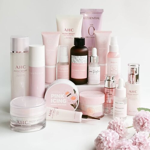 It's been a long time since my last submission for #pinkwednesday almost 2 years. So, here I am with my fast growing collection of pink skincare.

💗 @ahc.global Pink Peony Series
💗 @westcare_id Rose De Damas Face Mist
💗 @lessential.global 0 Zero Cleanser
💗 @beautyboss.co.id Boss Babe BB Cream
💗 BeautyBoss Day-off Cleansing Balm
💗 @truetoskinofficial Niacinamide Serum
💗 @datglowskin @kaylas.choice Brightening Serum
💗 @wellagekorea Real Vitamin Concentrate Ampoule
💗 @itrustnature.id Licorice Toner
💗 @hayejin.id Pink Icing Pastel Eye Mask
💗 @elvada.beauty Hydrating Daily Glow Serum
💗 @muldream.official Vita Snail Glow Mist Serum

Sebenarnya aku masih ada produk pink lain, tapi karena terlalu banyak dan terlihat rame jadi kurang indah dipandang 😁 So, next time aku akan tunjukkan part 2 dan part lainnya, kalau masih ada 😂.

What's your fav pink product? 

#skincare #skincareroutine #skincarelover #skincareaddict #skincarecommunity #beauty #beautycommunity #beautyblogger #beautyreview #beautytips #skincareindonesia #indonesianproduct #pink #pastel #pinkcollection #ahc #wellage #muldream #westcare #hayejin #beautyboss #niacinamide #truetoskin #koreanskincare #koreanbeauty #skincarereview #clozetteID