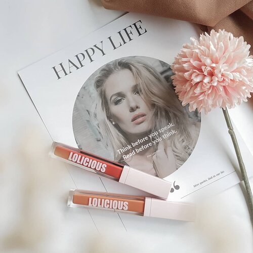 🚨 Local Brand Alerts 🚨
.
Hello everyone...how's life? Produk makeup apa yang menurut kalian nggak cukup kalau cuma punya 1??? Me, of course lipstick 💄💋.
.
Kali ini aku mau mereview lip product dari @lolicious_beauty Buat kalian yang mungkin belum tau, lolicious ini lokal brand yang formulanya terinspirasi oleh salah satu Korean Brand lip products yaitu 3CE. Selain itu Lolicious ini diproduksi oleh PT. Cosmax, jadi 1 manufacturer sama loreal, dll.
.
Lolicious Matte Lip Cream memiliki 5 pilihan warna yang menurutku semuanya cantik-cantik dan bikin bingung kalau cuma harus pilih salah 1 😂. Aku berkesempatan untuk mencoba warna Peach Pit & Brick Tea. Kalau di lihat dari instagram mereka kedua warna ini masih ada kesan nude & kecokelatan, tapi ternyata....ahh bahas warnanya nanti dulu aja hehe.
.
Sekarang kita bicara soal packaging, kalo dilihat di ig mereka  kok ada 2 macam packaging? Yang satunya motif bunga berbentuk bulat dan satunya lagi yang ini polos berbentuk kotak. Jadi, mereka memang punya 2 macam kemasan guys, tergantung selera kalian suka yang gimana? Kalau aku lebih suka yang simple gini untuk sebuah kemasan lipstick, perpaduan warna baby pink dan transparan super cute, kalau yang motif bunga agak too much menurutku, tapi tetep tergantung selera sih.
.
Aplikatornya berbentuk runcing seperti kebanyakan lip cream, berfungsi cukup baik untuk mengaplikasikan dan meratakan produk dibibir.
.
Bagaimana tekstur produk ini? Baunya gimana? Tahan lama nggak? Swatches warnanya mana woyyy? Sabarrr...tunggu next post besok siang 😂😂😂
.
.
.
Produk lolicious ini tersedia di berbagai marketplace seperti Shopee, Tokopedia & Lazada, search aja namanya Lolicious Beauty atau klik link di bio mereka.
.
.
.
#lolicious #loliciousbeauty #loliciouslipstick #peachpit #bricktea #lipstick #makeup #mattelipstick #lipcream #redlipstick #nudelipstick #koreanlipstick #localbrand #beauty #beautycommunity #clozetteID #makeuplover #beautyblogger #lipsticklover #lipstickoftheday #motd