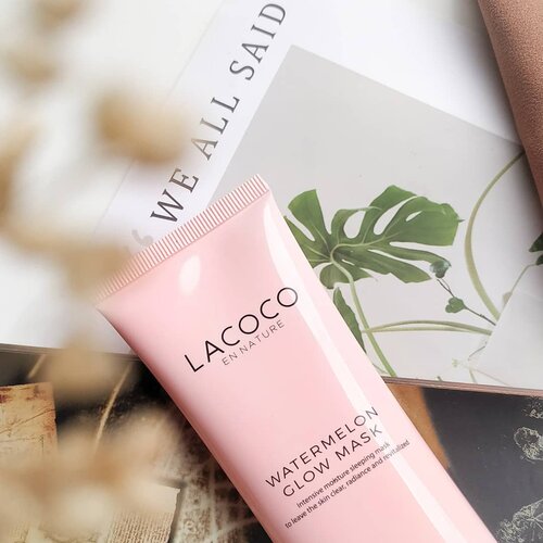 Ini adalah review pertamaku di tahun 2020, aku mengawalinya dengan mereview salah satu produk dari brand local yaitu Lacoco en Nature. .
Kebetulan aku berkesempatan untuk mencoba 2 produknya yaitu Watermelon Glow Mask dan Intensive Treatment Eye Serum. Kali ini aku akan mereview Watermelon Glow Mask terlebih dahulu.
.
Lacoco Watermelon Glow Mask adalah sleeping mask dengan main ingredients ekstrak semangka dan pisang. Berfungsi untuk memberikan kelembapan di pagi sekaligus mencegah penuaan pada wajah. Potasium pada pisang memberikan efek cerah alami.
.
Produk dikemas dalam tube ramping warna baby pink, dilengkapi dengan box kertas yang ukurannya menurutku terlalu besar, bisa muat 3 produk. Sepertinya akan lebih bagus jika box nya disesuaikan dengan ukuran produk.
.
Memiliki gel texture yang kokoh dan sedikit balmy, khas seperti kebanyakan moisturizer dengan kandungan dimethicone tapi masih terasa ringan, tidak lengket dan dapet efek lembapnya.
.
Baunya tidak seperti semangka yang aku bayangkan, lebih mengarah ke aroma manis, but it's okay karena tidak terlalu mengganggu.
.
🍉 my experience 🍉
3 hari pertama aku menggunakannya sebagai sleeping mask (step terakhir pm routine/setelah moisturizer) dan berakhir dengan wajah terasa kaku di pagi hari efek dari sleeping mask yang mengering di permukaan kulit. Hari berikutnya aku menggunakan produk ini sebagai pengganti moisturizer dan hasilnya ternyata jauh lebih baik, tidak ada lagi wajah kaku ketika bangun tidur. Wajah terasa segar dan nampak cerah di pagi hari, tidak ada minyak berlebihan yang artinya semalam kulitku cukup terhidrasi.
So far selama sebulan aku menggunakannya sebagai moisturizer tidak terjadi adanya reaksi negative.
.
.
Thank u so much @lacoco.id telah memberi kesempatan untuk mencoba produknya .
#lacoco #lacocowatermelonglowmask #sleepingmask #lacocoennature #watermelonmask #skincare #mask #maskreview #skincarereview #localbrand #skincareroutine #pmroutine #glowingskin #healthyskin #tgif #skincarecommunity #skincarelover #blogger #beauty #beautyblogger #clozetteID