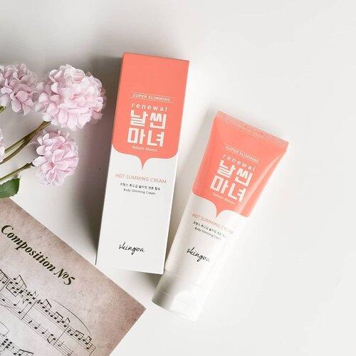 Have u ever tried slimming cream?2 minggu yang lalu aku dapet Nalssin Manyo Hot Slimming Cream, ini adalah produk dari Skingoa, a Korean brand. This is not my first slimming cream, aku pernah mencoba beberapa merk sebelumnya but mostly mereka terasa kayak balsem 😂. How about this product? Apakah bakal sama saja seperti balsem? Let's find out!Produk ini mengandung French Premium ingredient "Bodyfit" yang merupakan patented ingredient for slimming by reducing fat cells, cellulites & swelling.Bagaiamana cara kerjanya? meningkatkan metabolisme tubuh dengan cara memberikan efek hangat sehingga membuat temperatur badan meningkat yang mana itu bisa membantu untuk membakar lemak. Disarankan untuk memakai cream ini sebelum workout supaya hasilnya lebih maksimal. Hari pertama aku memakainaya di malam hari atau disaat tidak melakukan banyak aktifitas & ternyata aku tidak merasakan efek panas maupun hangat sama sekali. Next day, aku pakai sebelum workout & aku merasakan efek hangat yang cenderung terasa pengap sehingga membuatku berkeringat sangat banyak. Semakin aku banyak gerak suhu bagian tubuh yang aku olesin cream semakin meningkat. Hari ke 3 aku coba memakainya sebelumw beraktifitas seperti mencuci baju & menyapu. Hasilnya, sama seperti ketika aku melakukan workout. Intinya produk ini hanya akan bekerja ketika kita beraktifitas. Tekstur creamnya lembut agak balmy, tidak lengket dan baunya enak, perpaduan eucalyptus & lavender, tidak ada kesan bau balsem. I've been using this product for 2 weeks, aku fokus gunakan di area paha dan lengan untuk mengurangi selulit. Di area tersebut juga ada garis-garis gelap seperti stretchmark, ini muncul karena berat badanku naik sebanyak 14kg. Hasil yg sementara ini bisa ku lihat adalah, area tersebut jadi agak cerah & garis gelap sedikit pudar, sepertinya ini karena kandungan vit C didalamnya. Aku akan update lagi di blog setelah berhasil menghabiskan 1 tube. Where to buy? https://hicharis.net/yourwilddaisy13/1tqg#CHARIS #skngoa #NalssinManyo #HotSlimmingCream @hicharis_official @charis_celeb @skingoa#kbeauty#slimming #slimmingproduct #workout #slimbody #bodygoals #clozetteID